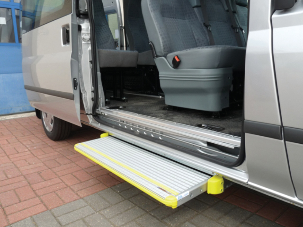 Stopnice za vozila za prevoz oseb s posebnimi potrebami, minibusi, rešilna vozila, večnamenska vozila, taksiji, vozila z dostopom